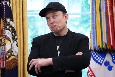 Elon Musk can’t sell a single SpaceX share for a year—then all the locks crack open at once