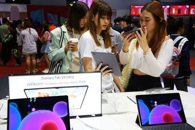 Rising memory costs make older flagship phones look suddenly fashionable