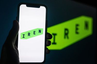 IREN Paradox: Cutting-Edge 'AI Cloud' Powerhouse or Corporate Payout Machine? Jim Chanos Sounds the Alarm on New Executive 'Stock Grant'