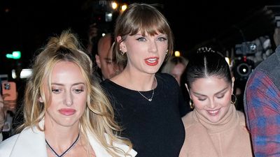 Fans Are So Into Taylor Swift’s Wedding, They’re Tracking Selena Gomez (And Mama Donna’s) Movements