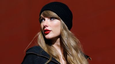 Taylor Swift’s California Living Room Is a Guidebook for Using Heritage Prints to Create High-Impact, Cozy Luxury