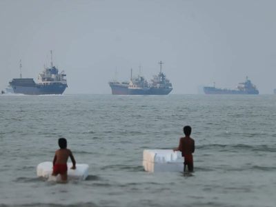 Tankers make U-turns in Hormuz, with some taking Iran route instead