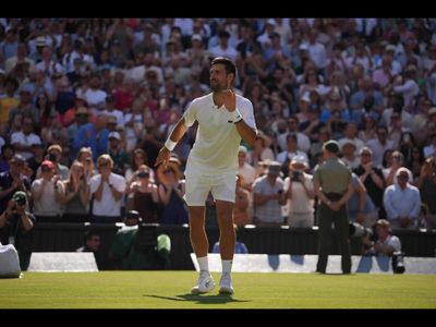 Dad-dancing Djokovic embraces the fun of the road to Major No. 25