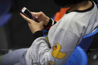 Parents debate curbing kids' social media time