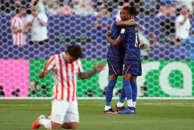 Mbappe keeps cool as France survive furnace against Paraguay