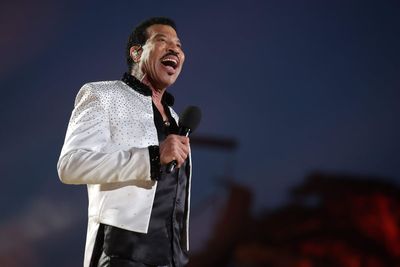 Lionel Richie thanks fans for ‘every kind word and love’ after stage return