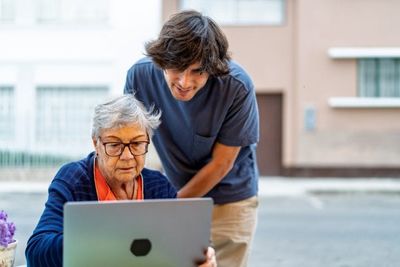 Digital Literacy Programs Teach Seniors to Use AI Tools Safely—OATS’ Senior Planet Shows How to Avoid Deepfake Scams