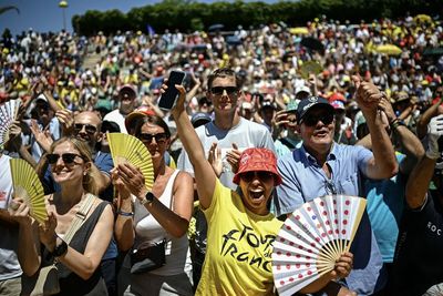 Tour de France stage 3 to go ahead but spectators asked not to attend finish due to forest fires in 'exceptional decision'