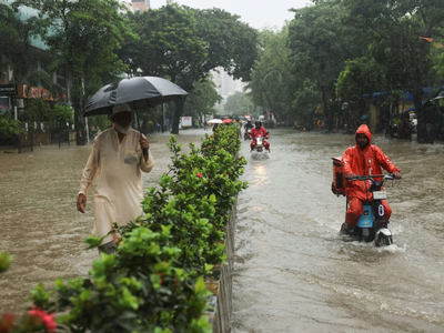 Mumbai rains: IMD issues Red Alert for extremely heavy rainfall, winds up to 90 kmph; citizens urged to stay indoors amid flash flood warning