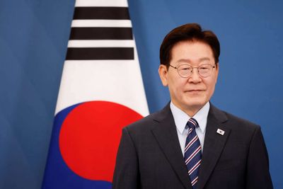 South Korea's Lee urges speed in launching mega chip projects