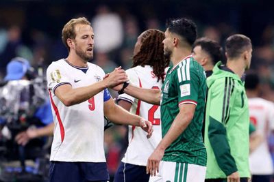 Ten-man England beat battling Mexico 3-2 in last-16 thriller