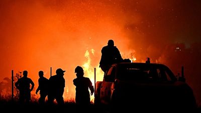 Wildfire rages in eastern Spain, forcing hundreds to flee