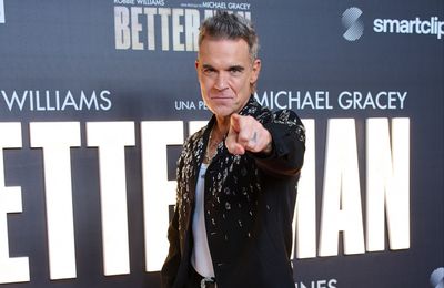 Robbie Williams stuns fans by busking Angels on streets of Seville