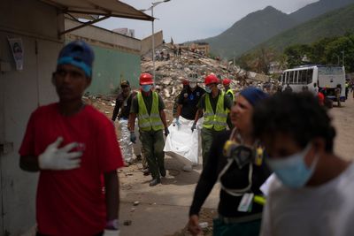 As quake rescue effort winds down, Venezuelans are left alone to recover their dead