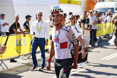 Sportsmanship on show at Tour de France as Isaac del Toro gets mechanical assistance from rival teams after his own team cars drive straight past him