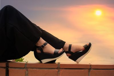This Polarizing 90s Fashion Shoe Is Back Thanks to Today's Hottest Wedge Shoe Trends