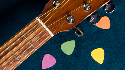 Do you know that there's a right and wrong way to hold a guitar pick? How to best handle your plectrum while playing