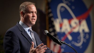 'That's going to come back and bite us': Former NASA chief questions Artemis moon lander plans
