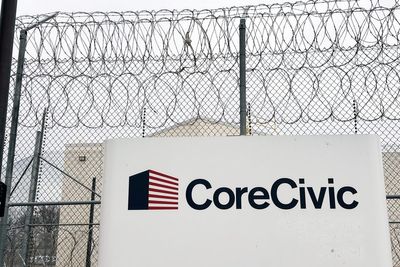Private prison giant gets $1.5 billion from DHS, keeps running ICE centers