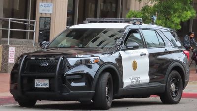Woman spots San Diego police officer doing the exact thing that could get her a $160 fine. At a traffic light: ‘Oh, the irony’