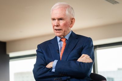 Famed investor Jeremy Grantham says history will end up laughing at SpaceX, the 'craziest IPO in the history of man' that just joined the Nasdaq 100