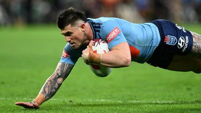 'Flick it': Qld great's bunker call amid controversy