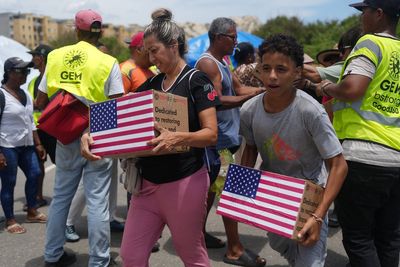 On La Guaira’s beaches, Venezuela quake survivors improvise showers and toilets amid water shortages