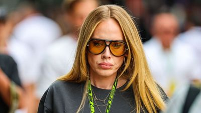 Adele gives casual dressing the VIP treatment in flip-flops, wide-leg trousers and a high street T-shirt