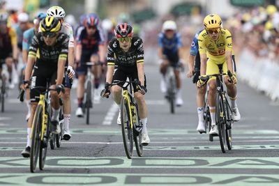 Jonas Vingegaard avoids Tour de France disaster, scrambles to finish on teammate's bike after late crash chaos
