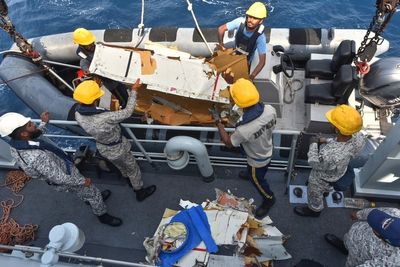 Pakistani rescuers battle rough seas on 2nd day of search for cargo plane crew