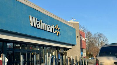 Jim Cramer Backs Walmart After 18% Slump: 'Buy It', Amid Falling Fuel Prices