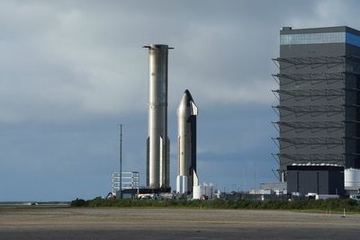 SpaceX agrees to send half a tonne of equipment to the Moon