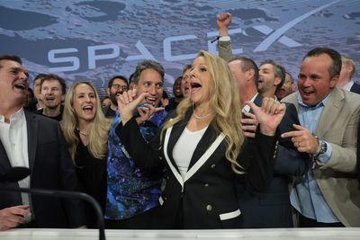 President Donald Trump cheers Gwynne Shotwell as Elon Musk’s SpaceX No. 2 gives $325M in stock to Trump Accounts
