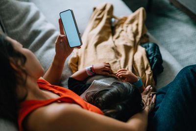 Parents’ attachment to phone screens can lead to anxiety in children – study