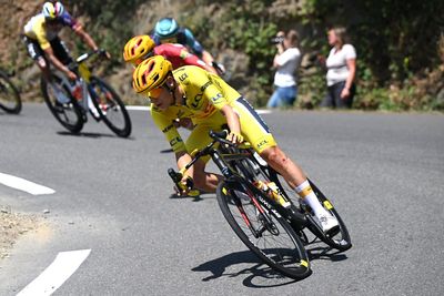 Yellow jersey Torstein Træen crashes on stage six of Tour de France