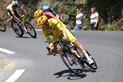 Torstein Træen suffers heavy crash on Tourmalet descent, loses Tour de France yellow jersey