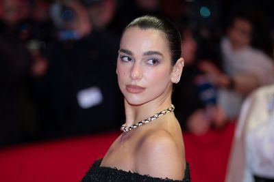 Steal Dua Lipa's Flip-Flops and Jeans Formula for Effortless Casual Summer Outfits and Celebrity Style