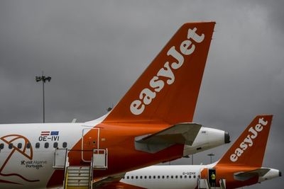 EasyJet Shares Jump As Apollo Launches Higher $7.7 Billion Takeover Bid. Rival Offer From Castlelake Loses Board Support.