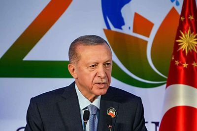 NATO leaders came to Turkiye to discuss security. Erdogan gave them each an engraved revolver