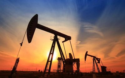 Oil heads for weekly gain as Middle East supply risks persist