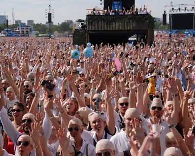 Rapper Pitbull and fans set ‘bald cap’ Guinness World Record at London show