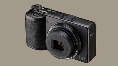 30 years later, the design of this trendy compact camera has hardly changed. Can you spot the difference on the latest version of the Ricoh GR IV?