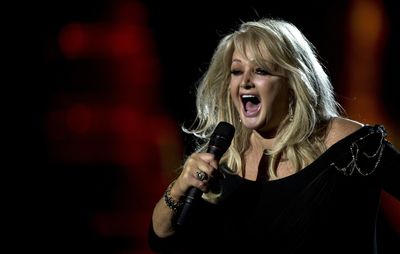Bonnie Tyler Dies at 75: How Vocal Cord Surgery Helped Create Her Unforgettable Raspy Voice