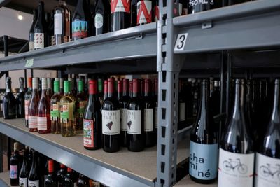 Why wine bottles are usually 750 ml and dark green