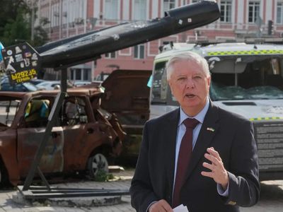 US Senator urges China to help end Russia-Ukraine war by pressuring Moscow