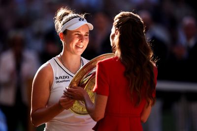 Linda Noskova battles back against Karolina Muchova to win Wimbledon title