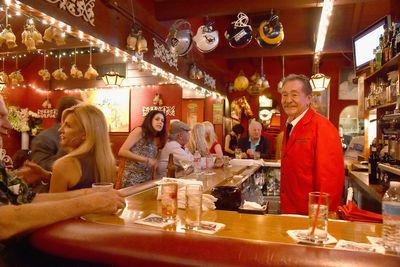 The celebrity secrets from Hollywood’s favorite family restaurant — and the guest who was told to never return