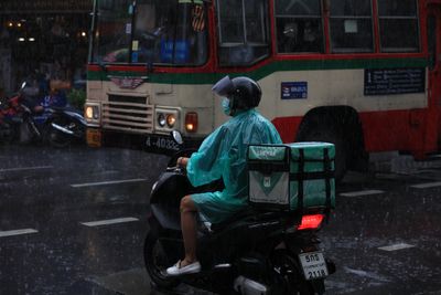 China moves to curb food delivery price wars