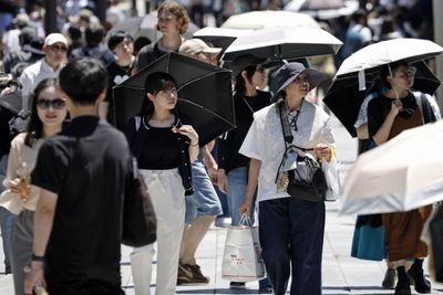 Heatwave grips southwest Japan, record-tying 39.3°C at Kyushu tourist spot