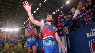 Bontempelli answers call as Bulldogs overrun Eagles